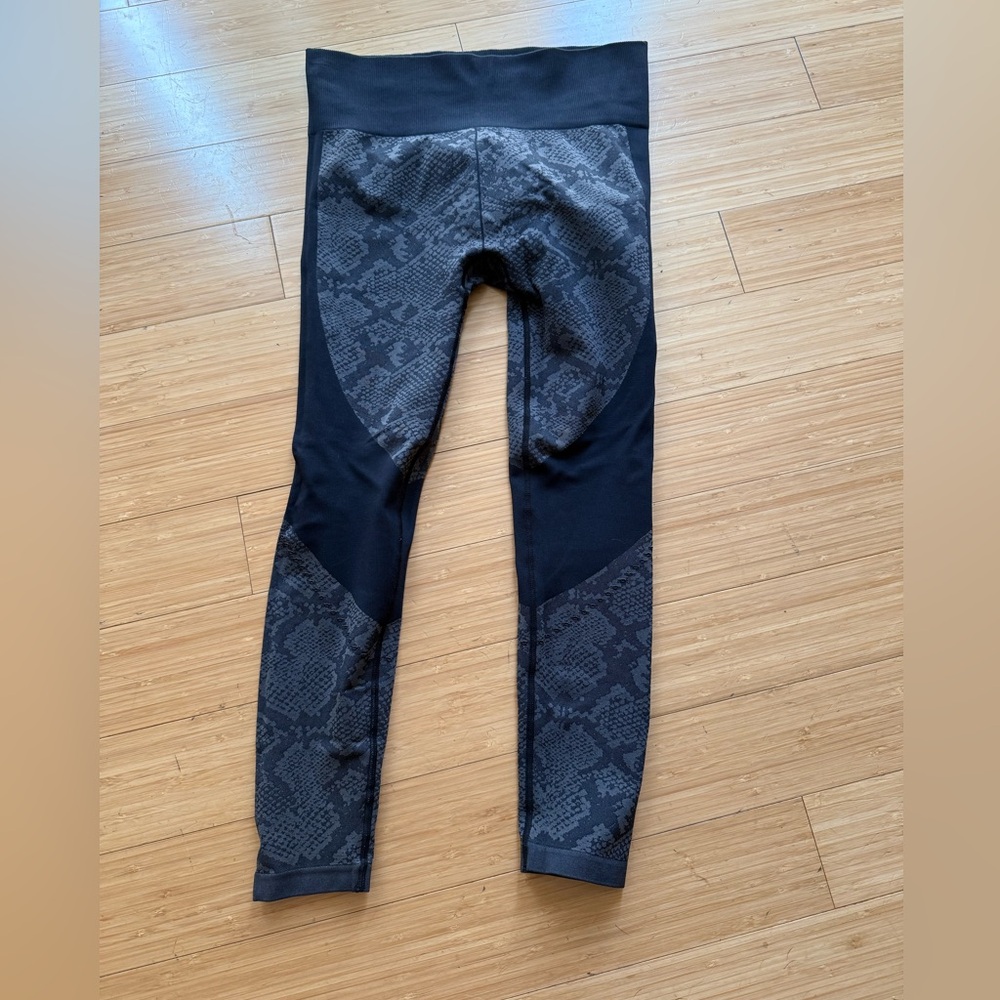 JoyLab Black and Gray Textured snake print Leggings size L
